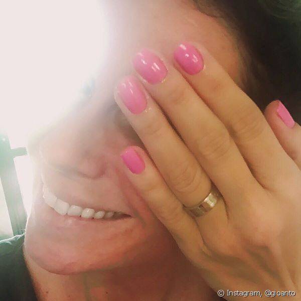 Esmalte rosa chiclete foi a escolha de Giovanna Antonelli para a semana
